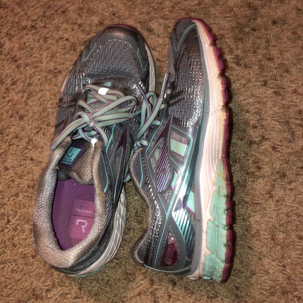 Brooks tennis shoe